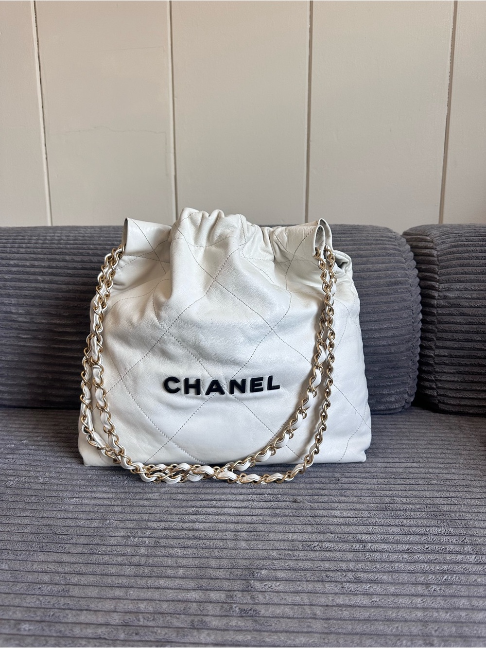 CHANEL 22 small White Quilted Leather Drawstring Shoulder Bag with Gold Chain